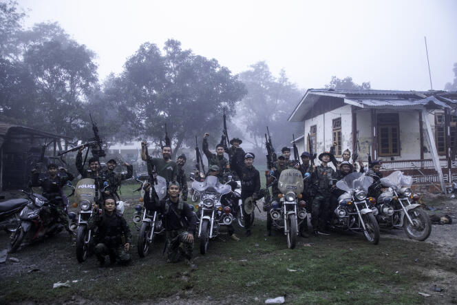 Un groupe armé  de l’opposition birmane, après qu’il s’est emparé d’un poste de police tenu par la junte, à Loikaw, dans l’Etat de Kayah, à la frontière de la Thaïlande, le 9 décembre 2023.