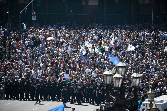 Varios miles de personas se reunieron en Buenos Aires el miércoles 24 de enero para protestar contra las reformas liberales del nuevo presidente Javier Milei. 