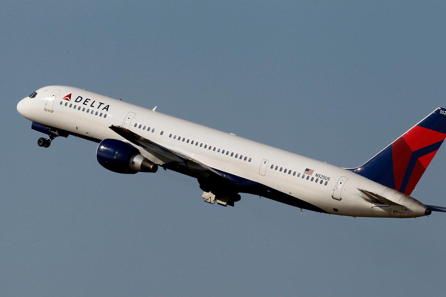 Boeing 757 loses nose wheel while preparing for takeoff