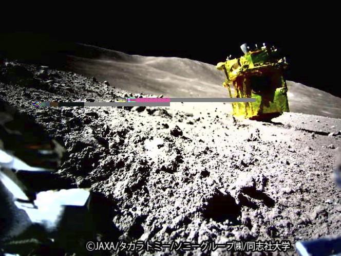 Deze maanafbeelding, verstrekt door het Japan Aerospace Exploration Agency (JAXA), toont de Japanse maanmodule die in september 2023 werd gelanceerd, de Lunar Exploration Intelligent Lander (SLIM). 