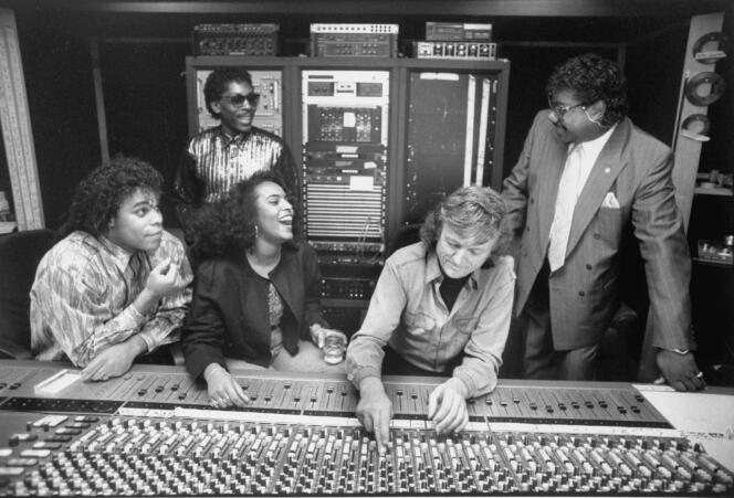 Le producteur Frank Farian (au centre) avec quatre des cinq membres du groupe The Real Milli Vanilli, dans les années 1990.
