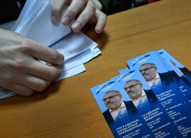 Un militant compte les signatures en faveur de Boris Nadejdine, candidat du Parti de l’initiative civique à l’élection présidentielle, à son siège de campagne, à Moscou, le 22 janvier 2024. 