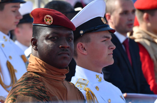 Le président burkinabé, Ibrahim Traoré, assiste à une parade militaire à Saint-Pétersbourg, le 30 juillet 2023.