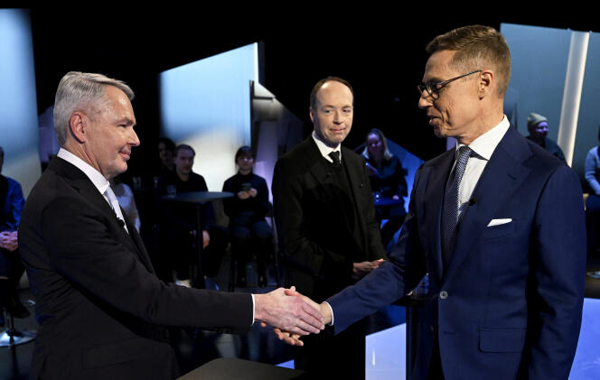 Le candidat vert Pekka Haavisto et le conservateur Alexander Stubb se serrent la main sous les yeux de l’ancien leader des Vrais Finlandais (extrême droite), Jussi Halla-aho, désormais président du Parlement, lors d’un débat à l’élection présidentielle finlandaise, à Helsinki, le 25 janvier 2024. 