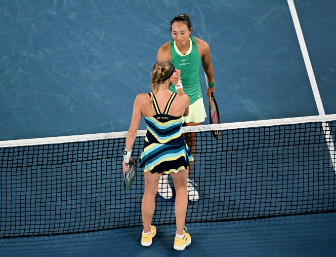 Qinwen Zheng et l’Ukrainienne Dayana Yastremska après la demi-finale de l’Open d’Australie, à Melbourne, le 25 janvier 2024.