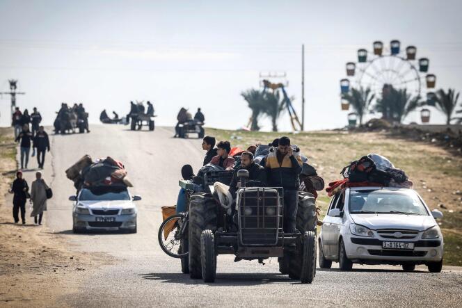 Des familles palestiniennes fuient Khan Younès via la route côtière menant à Rafah, plus au sud de la bande de Gaza, le 25 janvier 2024.