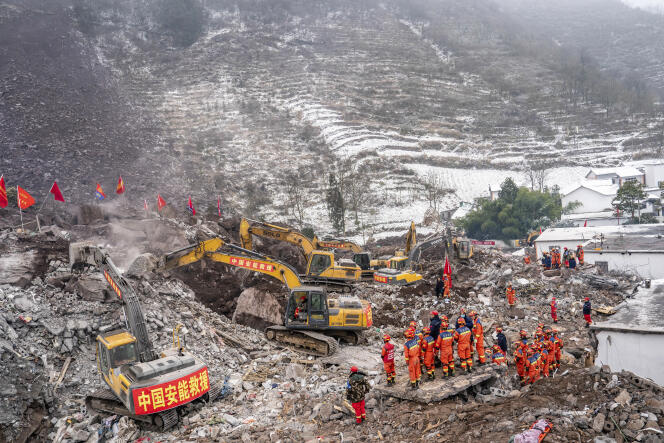 Environ 200 sauveteurs ont participé aux opérations de recherche après le glissement de terrain survenu dans le village de Liangshui, en Chine. 