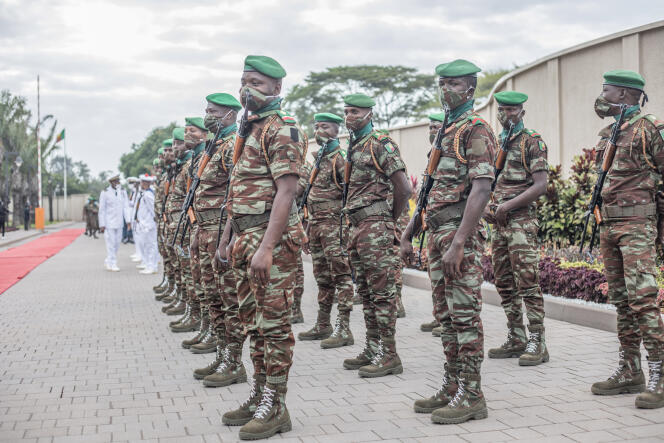 Des militaires béninois forment une garde d’honneur avant l’arrivée du président Patrice Talon au palais de la Marina, à Cotonou, en août 2020.