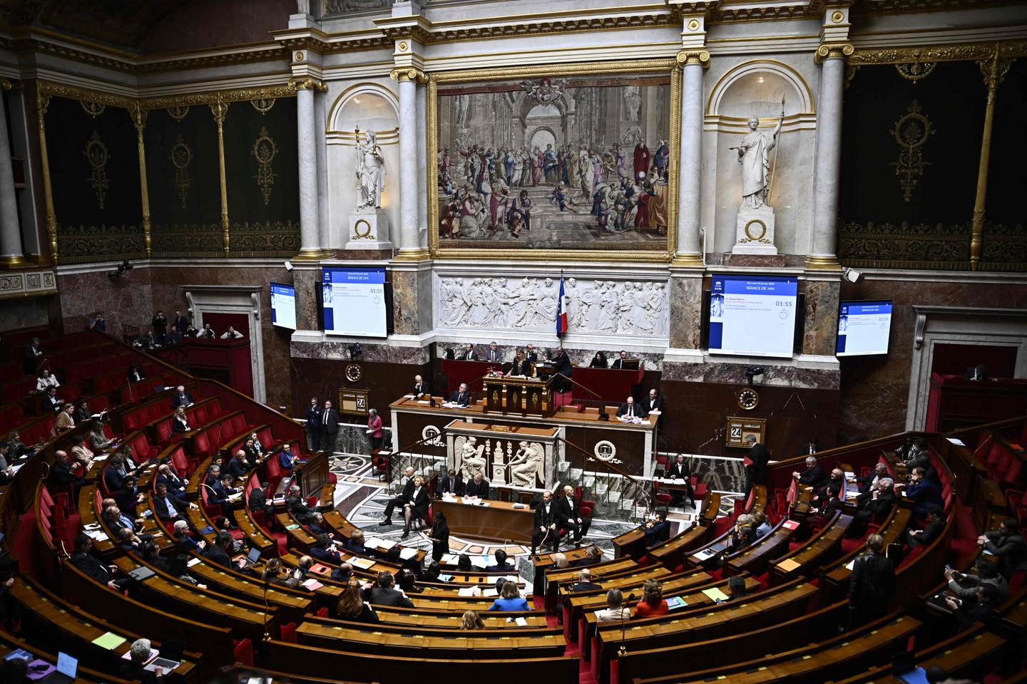 国会、議員の委任費用の前払いを月額300ユーロ増額