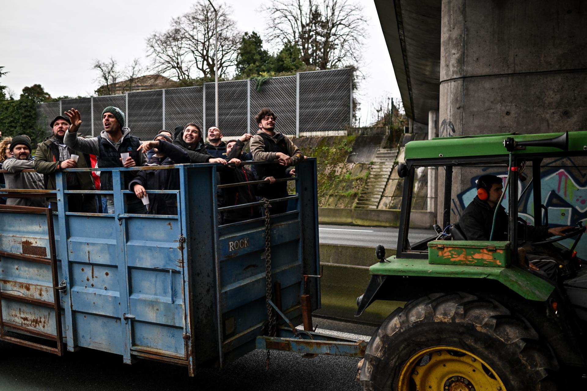 Farmers in a cattle truck take part in a "snail" operation with 15 tractors on the Bordeaux ring road. They are also planning to hang a "hangman" made of cans from a bridge. January 24, 2024.