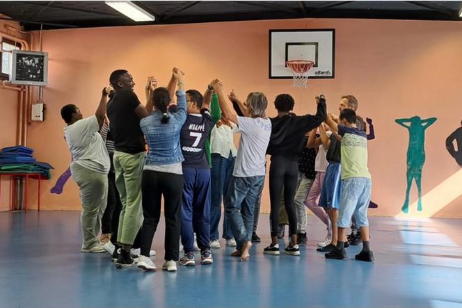 Jóvenes del Instituto Médico-Educativo Bobigny durante un taller de danza.