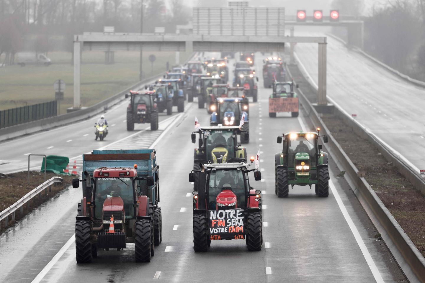 French farmers' protests: PM Attal holds crisis meeting