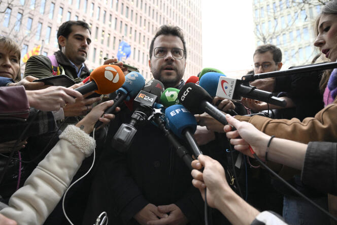 Le président régional catalan, Pere Aragonès, s’adresse aux médias devant un tribunal de Barcelone, le 13 décembre 2023, après avoir comparu devant un juge qui enquête sur l’ancien chef des services de renseignement espagnols pour le piratage présumé du téléphone portable du dirigeant catalan avec le logiciel espion Pegasus en janvier 2020.