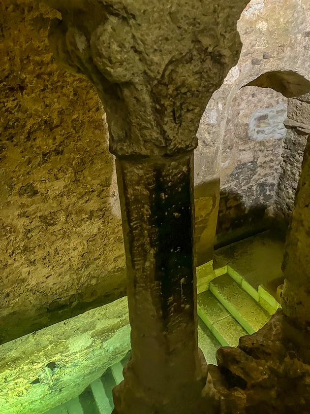 Le mikvé, vestige d'un bain rituel juif du XIIᵉ siècle.