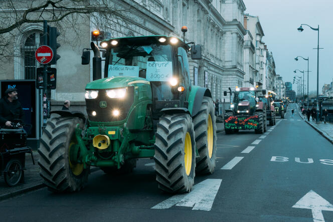 Des tracteurs défilent dans le centre-ville de Rennes, le 25 janvier 2024.