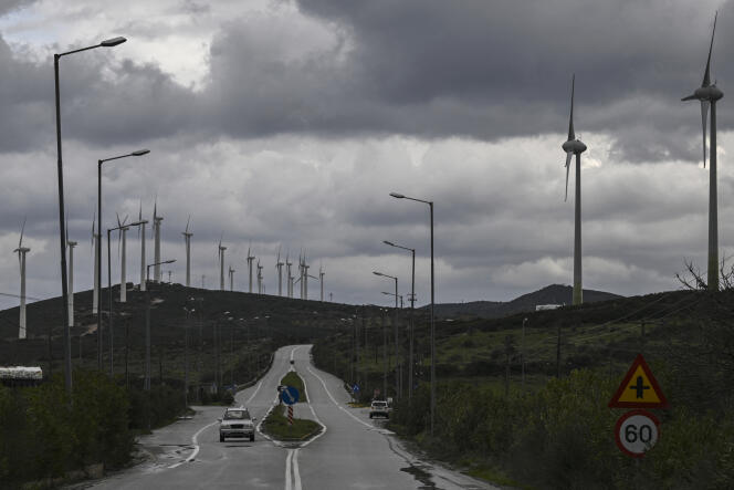 Un parc éolien le long de la route sur l’île d’Evia, en Grèce, le 3 février 2022.  