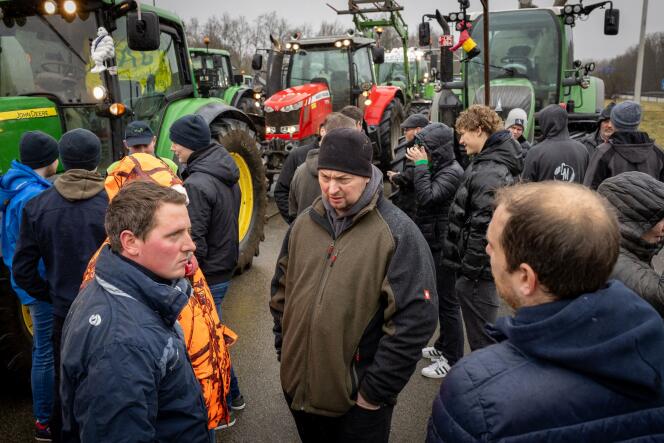 Des agriculteurs belges se rassemblent à la frontière belgo-française, à Aubange, le 26 janvier 2024, lors d’une manifestation pour exiger de meilleures conditions de production et le maintien d’un revenu convenable.