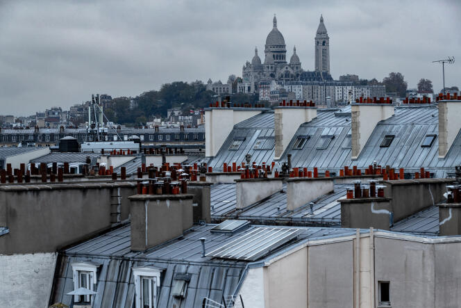Toits de Paris avec en arrière-plan le Sacré-Cœur, en novembre 2021.