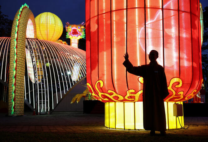Un moine bouddhiste lors des préparatifs de la célébration du Nouvel An lunaire à Jenjarom, en Malaisie, le 26 janvier 2024.