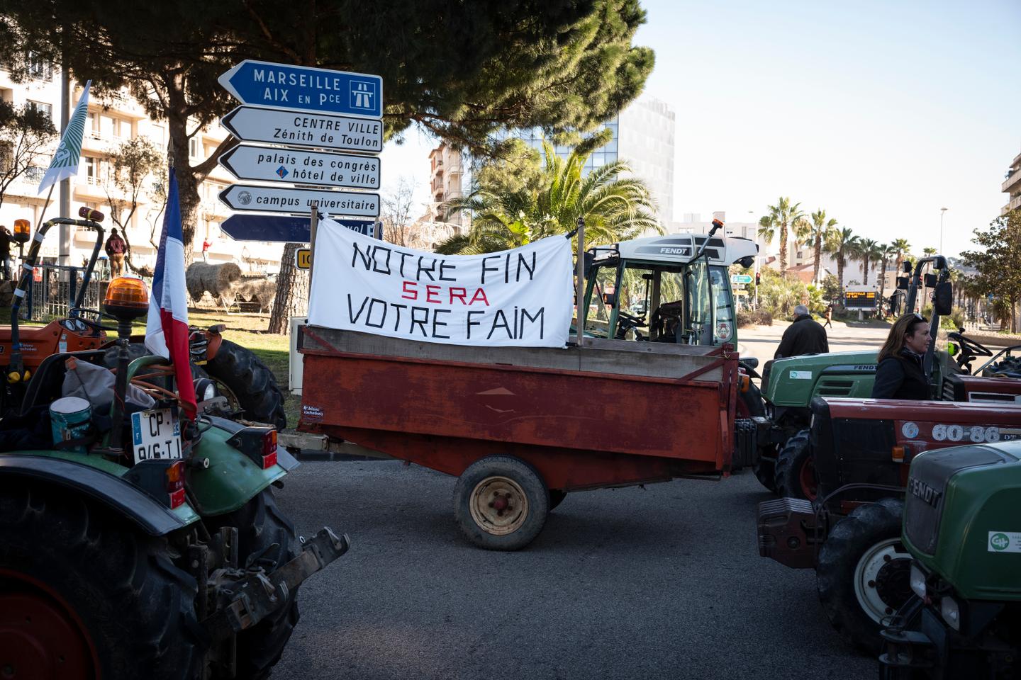 French farmers eye Paris blockade as government looks to quell protests