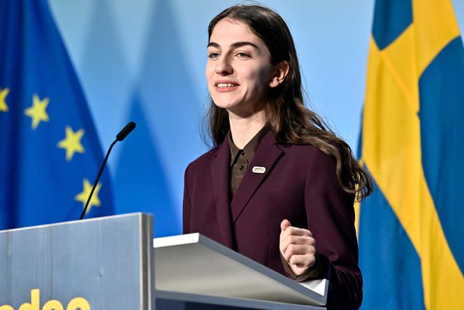 A Ministra do Clima e Meio Ambiente da Suécia, Romina Pourmokhtari, durante uma conferência de imprensa após a reunião informal dos ministros do meio ambiente da União Europeia na XPO escandinava em Marsta, perto de Estocolmo, 19 de abril de 2023.