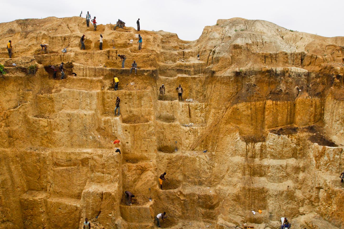 Nigeria rescuers dig for some 30 trapped miners