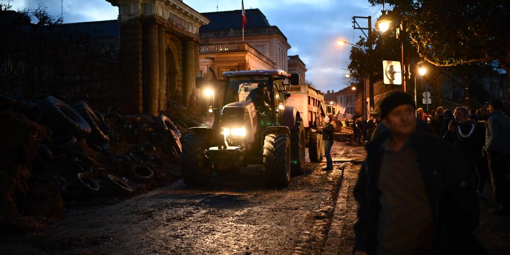 Les agriculteurs de la Coordination rurale 47 déversent du lisier, du fumier, des pneus et des débris à l’entrée de la préfecture d’Agen, dans le sud-ouest de la France, le 26 janvier 2024. 