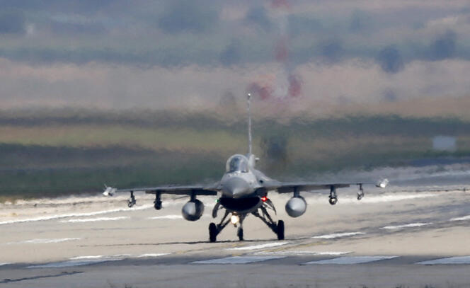 Un avion de chasse F-16 turc se pose sur la base d’Adana, en Turquie, en août 2015.