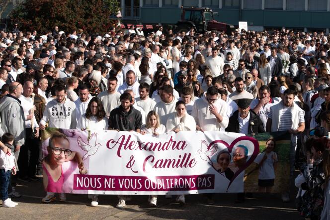 Marche blanche pour rendre hommage à Alexandra et à sa fille, Camille, qui ont perdu la vie dans un accident à un barrage d’agriculteurs à Pamiers en début de semaine à Pamiers, le 27 janvier 2024.