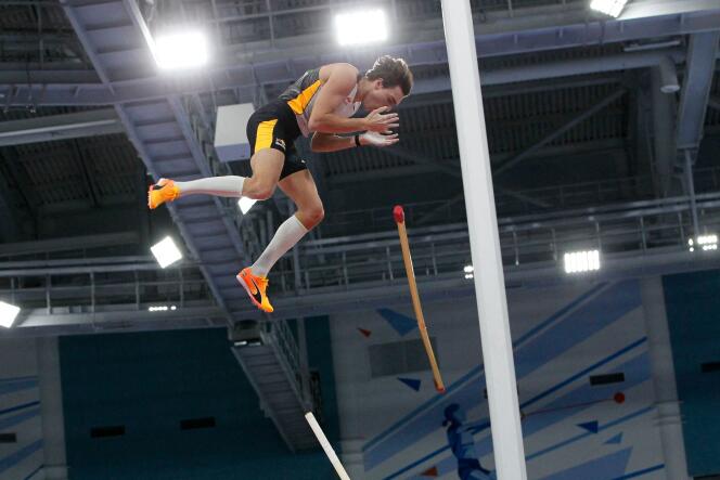 Le Suédois Armand Duplantis participe à la finale du saut à la perche à Astana, le 27 janvier 2024. 