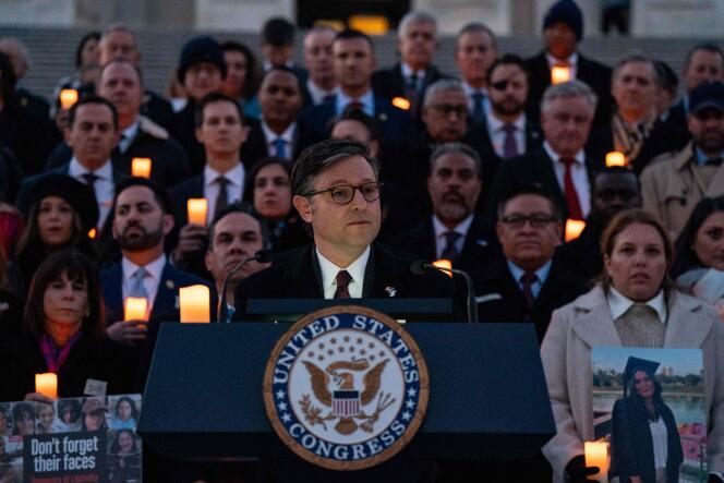 Le président de la Chambre des représentants, Mike Johnson, prononce un discours au pied des marches de la Chambre des représentants, lors d’une veillée aux chandelles en hommage aux otages détenus par le Hamas, à Washington, le 17 janvier 2024. 