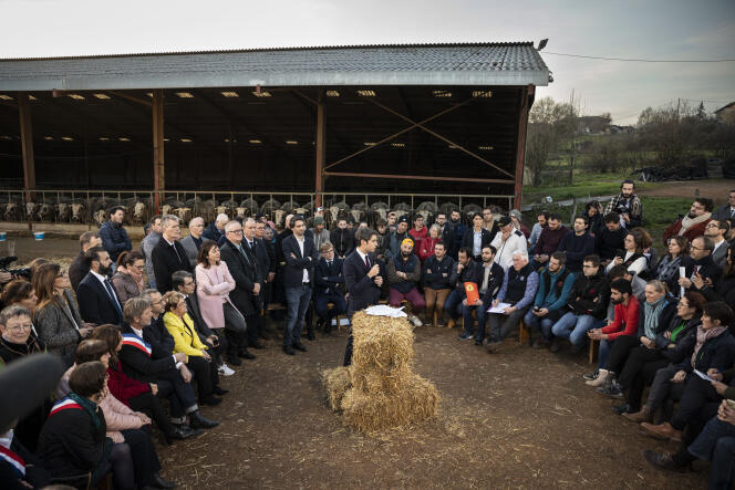 Le premier ministre, Gabriel Attal, en déplacement dans l'exploitation d'un éleveur de bovins au lieu-dit Saint-Martin, à Montastruc-de-Salies (Haute-Garonne), pour un échange avec des agriculteurs, le 26 janvier 2024.