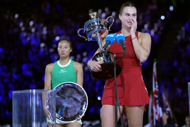 Aryna Sabalenka après sa victoire sur la Chinoise Qinwen Zheng en finale de l’Open d’Australie de tennis à Melbourne, le 27 janvier 2024.