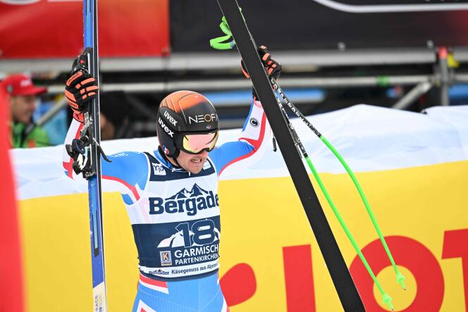 Le Français Nils Allegre réagit dans l’aire d’arrivée lors de l’épreuve de super-G de la Coupe du monde de ski alpin à Garmisch-Partenkirchen, dans le sud de l’Allemagne, le 27 janvier 2024.