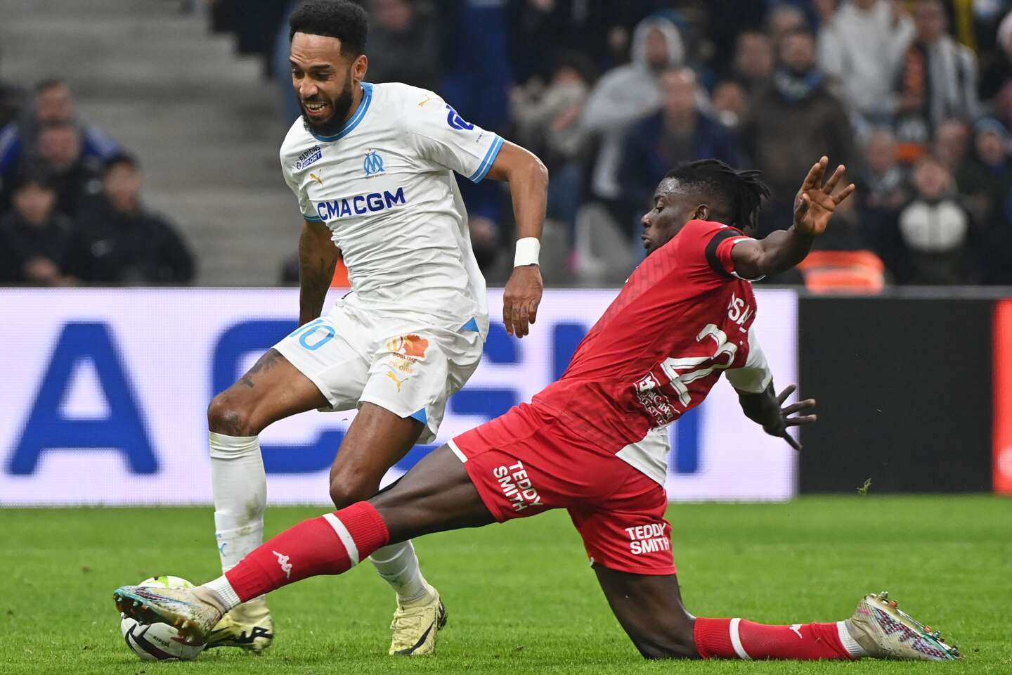 Football : l'Olympique lyonnais s'enfonce toujours plus dans le rouge