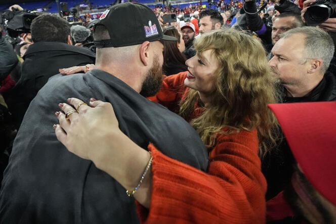 Taylor Swift enlace son petit ami, le joueur de Kansas City, Travis Kelce, après la victoire des Chiefs sur les Ravens, à Baltimore (Maryland), le 28 janvier 2024.