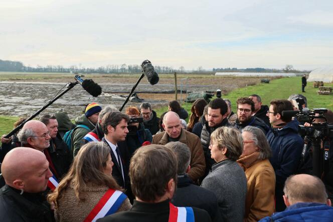 Le premier ministre, Gabriel Attal, s’entretient avec des agriculteurs lors d’une visite dans une exploitation à Parcay-Meslay (Indre-et-Loire), le 28 janvier 2024.