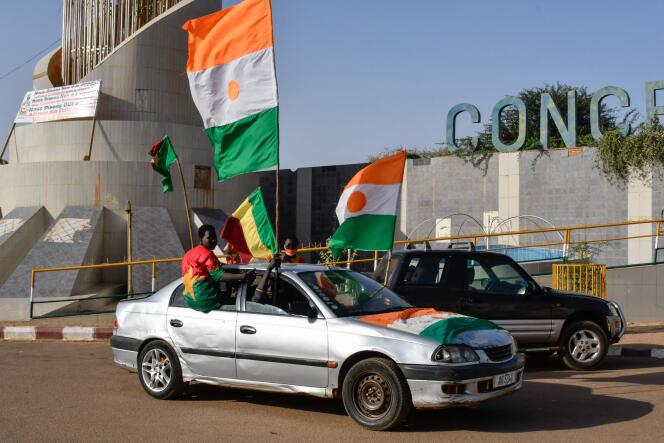 Des partisans de l’Alliance des Etats du Sahel (AES) célèbrent la sortie du Mali, du Burkina Faso et du Niger de la Communauté économique des Etats d’Afrique de l’Ouest (Cedeao), à Niamey, le 28 janvier 2024.
