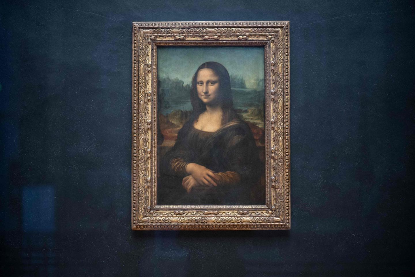 Mona Lisa casing splashed with soup by activists in Paris