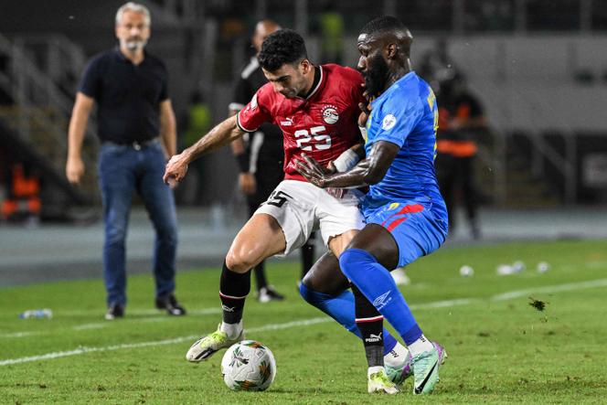 لاعب خط الوسط المصري رقم 25 أحمد 'زيزو' سيد (يسار) يتقاتل من أجل الكرة مع مدافع جمهورية الكونغو رقم 26 آرثر ماسواكو خلال مباراة كأس الأمم الأفريقية دور الـ16 لكرة القدم (CAN) 2024 بين مصر وجمهورية الكونغو الديمقراطية على ملعب لوران بوكو في سان بيدرو في 28 يناير 2024.