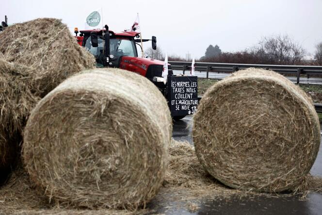 Lors du blocage de l’autoroute A1 par des agriculteurs près de Lille, le 25 janvier 2024.