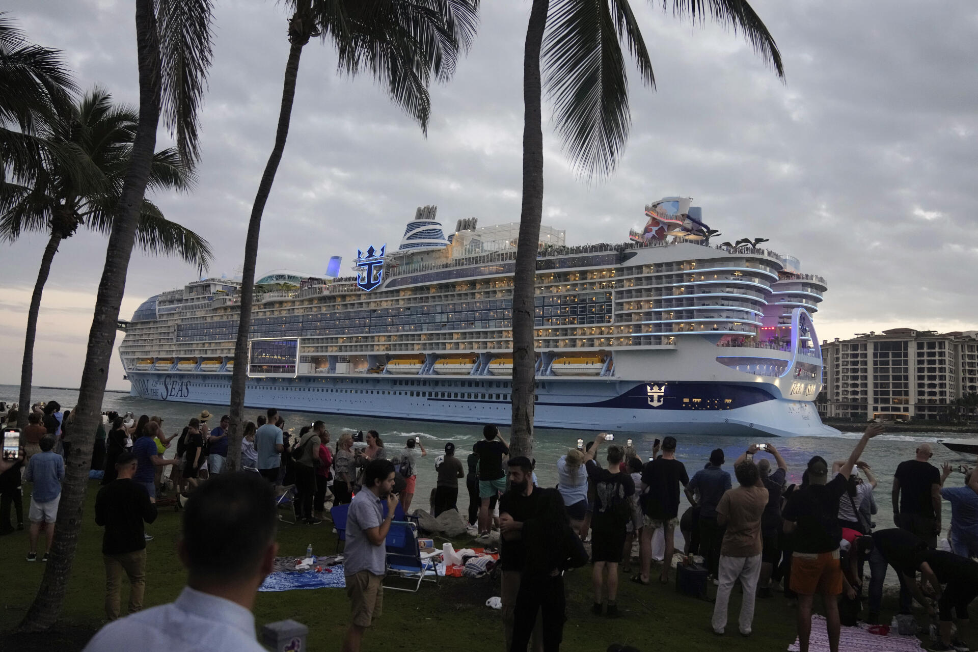 Le paquebot « Icon of the Seas », le plus grand navire de croisière du monde, sort de PortMiami, à Miami (Floride) pour sa première croisière publique, le 27 janvier 2024. 