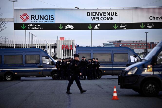 Des gendarmes se sont positionnés à l’entrée du marché de Rungis, en prévision de l’action des agriculteurs, le 28 janvier 2024. 