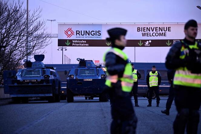 Des véhicules blindés de la gendarmerie montent la garde à l’entrée du marché de gros alimentaire de Rungis (Val-de-Marne), le 28 janvier 2024.