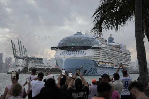 Le paquebot « Icon of the Seas », le plus grand navire de croisière du monde, sort de PortMiami, à Miami (Floride) pour sa première croisière publique, le 27 janvier 2024. 