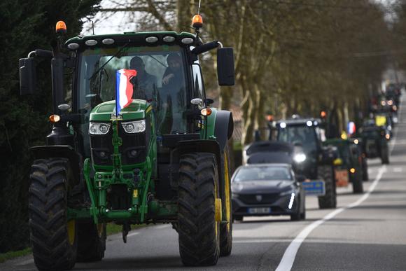 Un convoglio di trattori sulla strada che porta a Rungis, a Villeneuve-sur-Lotte (Lotte e Garonne), 29 gennaio 2024.