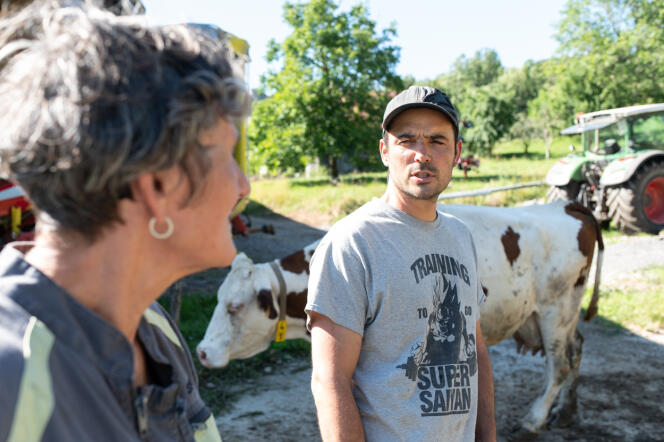 “La Ferme des Bertrand”: farmers and cows in Haute-Savoie facing the camera of Gilles Perret