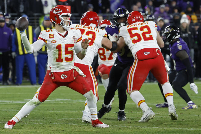 Le quarterback des Chiefs, Patrick Mahomes, s’apprête à lancer une passe, le 28 janvier 2024, à Baltimore (Maryland).