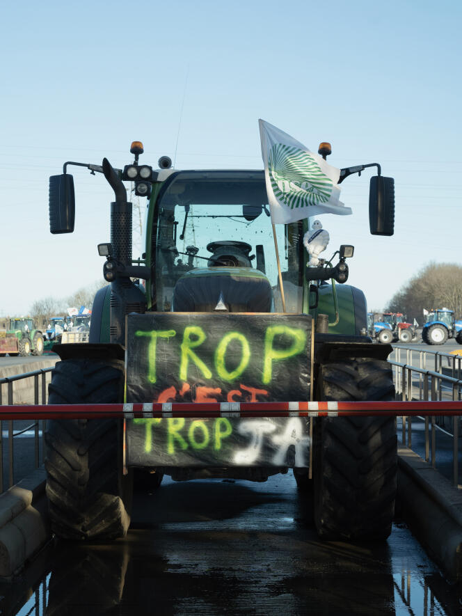 Des agriculteurs bloquent le péage de Fresnes-lès-Montauban (Pas-de-Calais), le 26 janvier 2024. 
