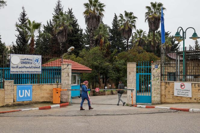 Une femme devant l’entrée d’une université gérée par l’UNRWA, en Cisjordanie, le 29 janvier 2024. 